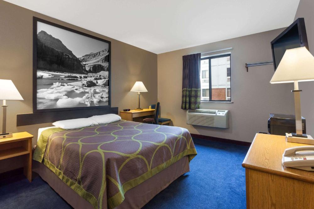 Queen Room - Mobility Access/Non-Smoking interior